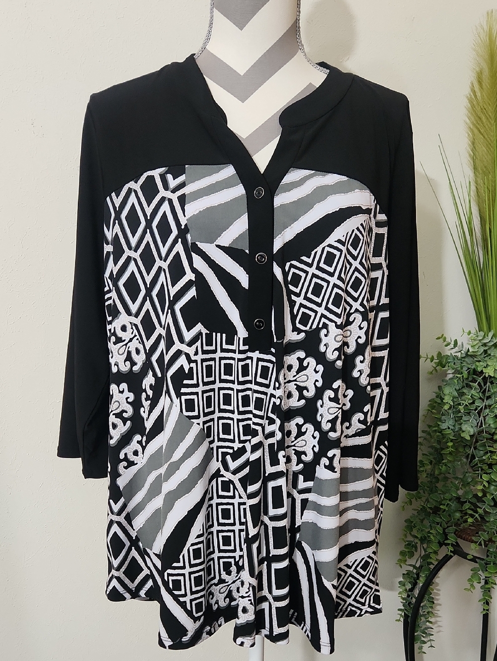 Elie McCarthy Black & White Geometric Print Button-Front Tunic Blouse